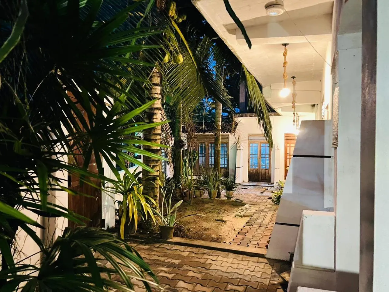 Ceylonia Airport Transit Villa Cmb Katunayake Bed & Breakfast